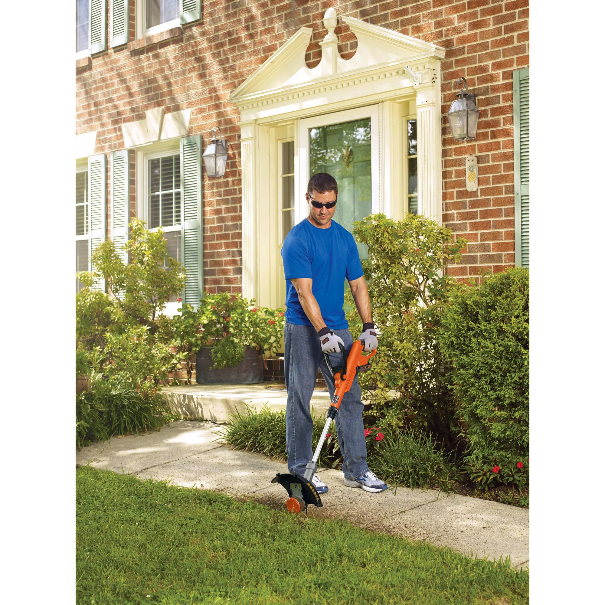 BLACK+DECKER LST300 20V MAX Lithium 12 in. Trimmer/Edger - Womvr
