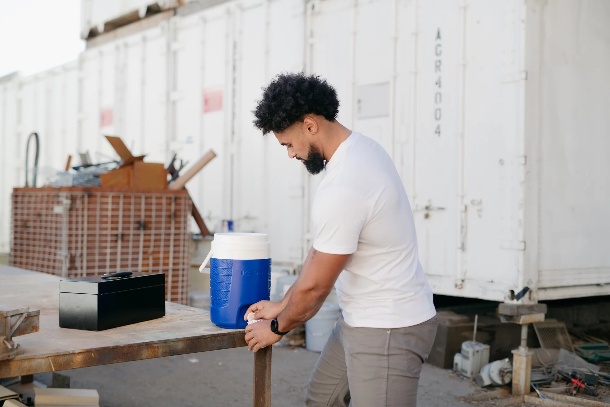 Igloo 2-Gallon Sport Plastic Beverage Jug with Hooks - Blue - Womvr