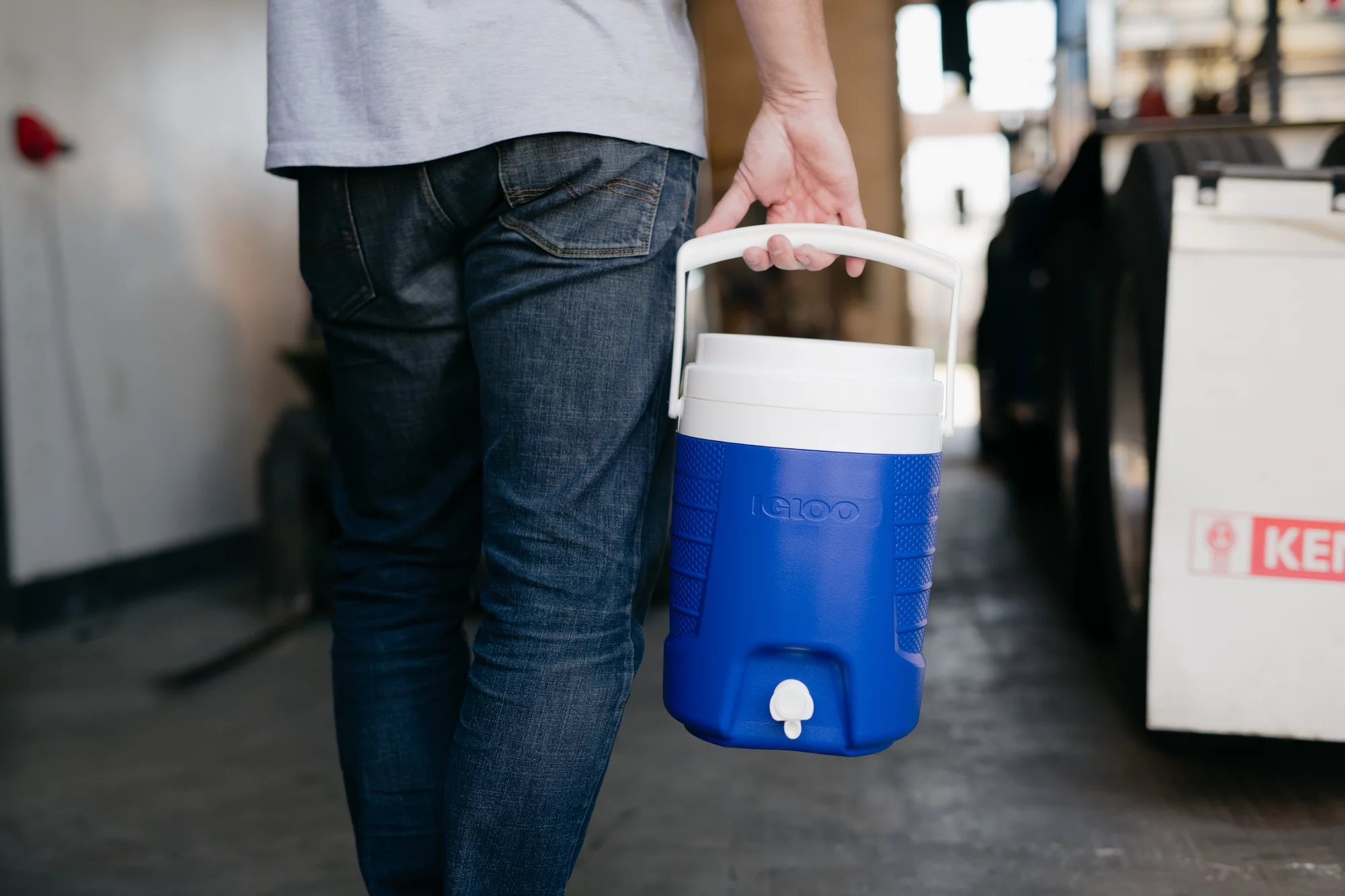 Igloo 2-Gallon Sport Plastic Beverage Jug with Hooks - Blue - Womvr