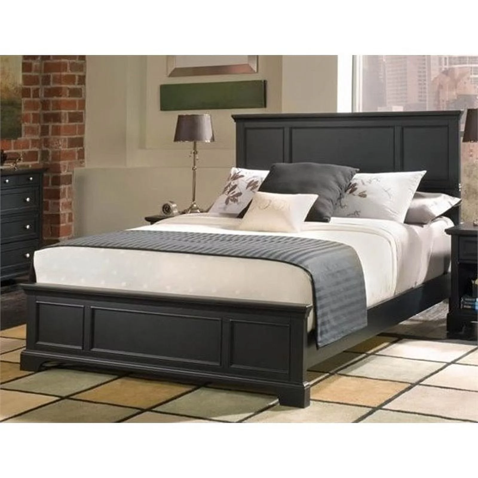 Hawthorne Collections Traditional Wood King Panel Bed in Black - Womvr