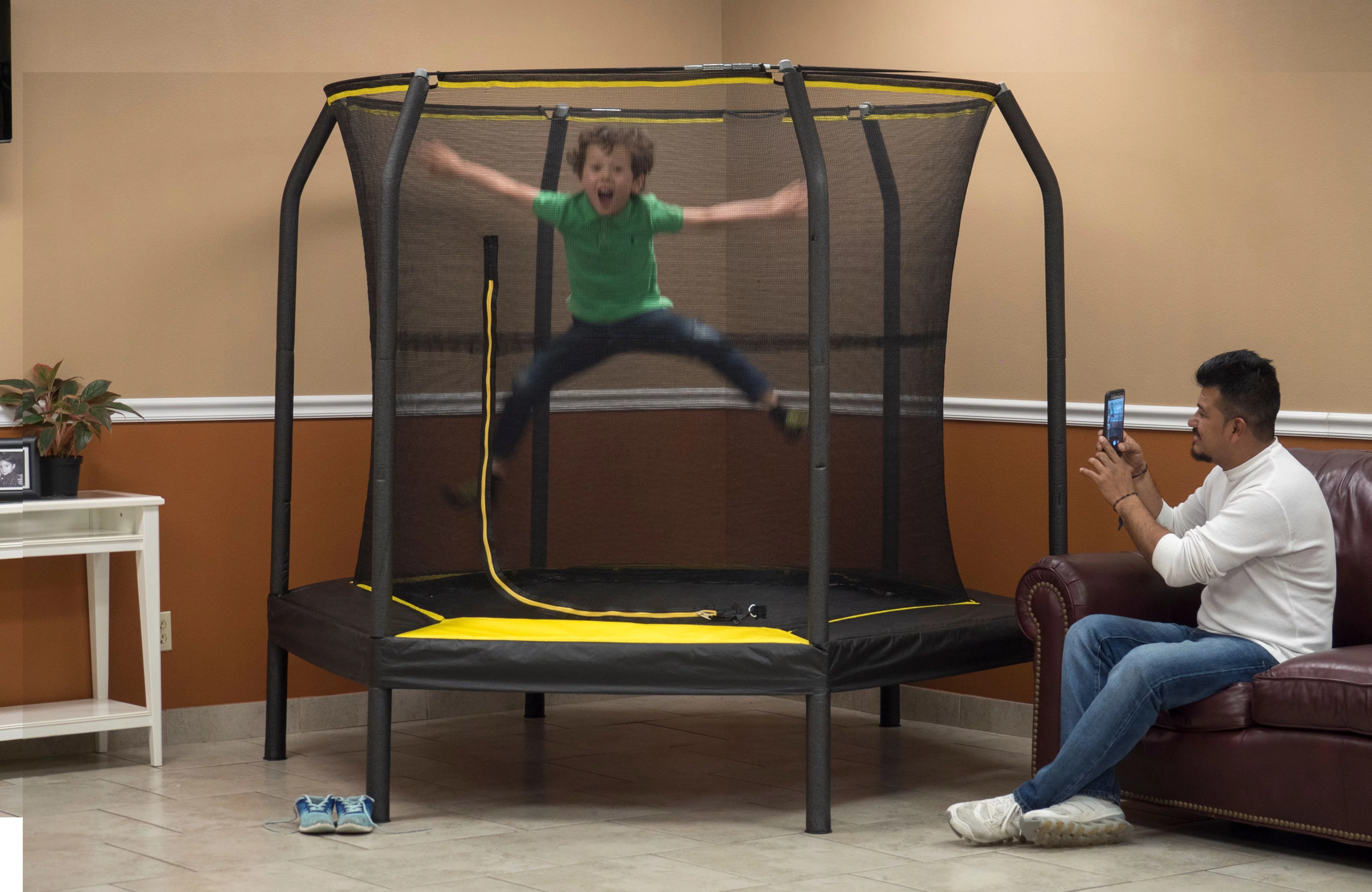 JumpKing 7.5-Foot Trampoline, with Enclosure, Black/Yellow - Womvr