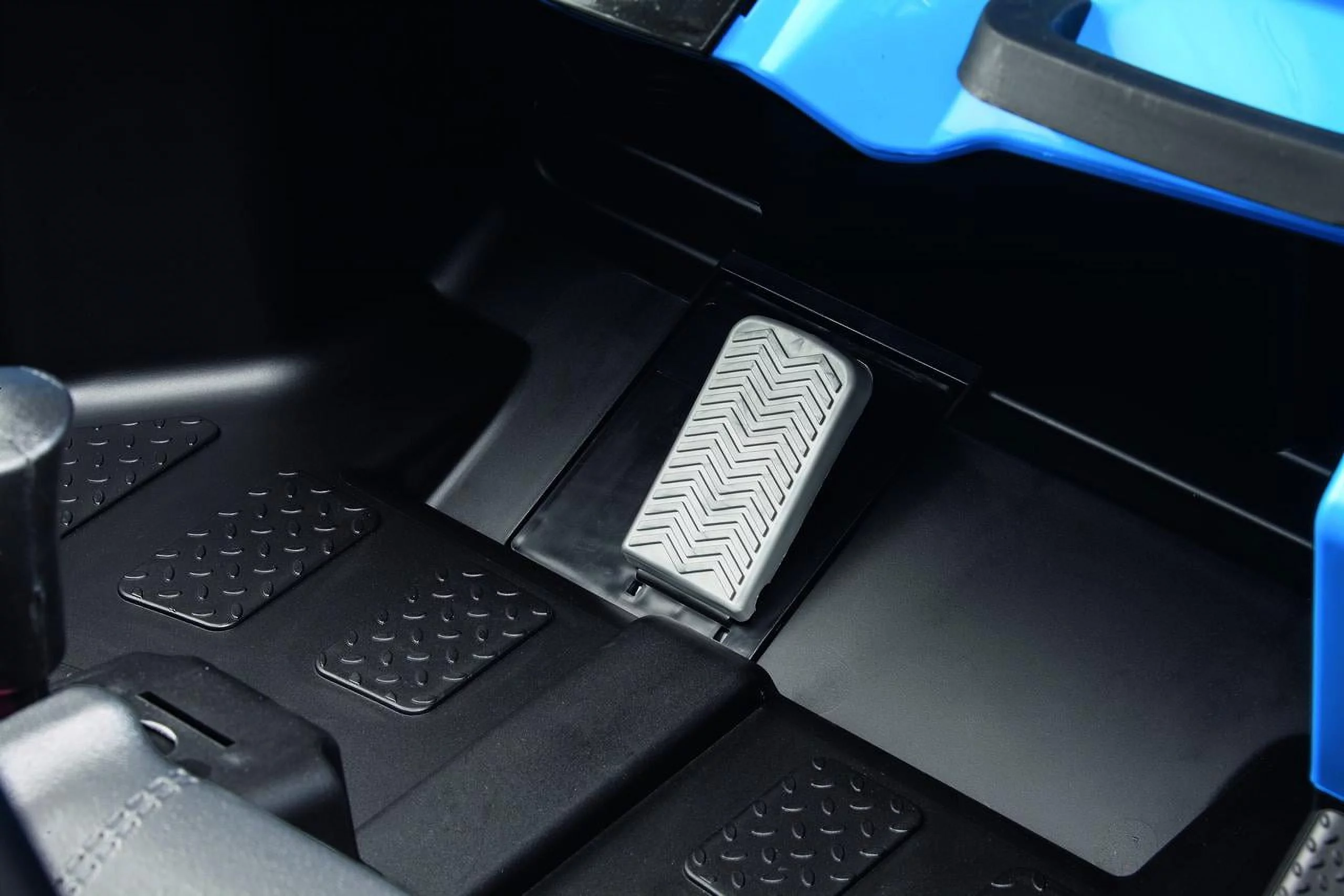 Peg Perego Polaris RZR 900 Gray 12 Volt Ride-on Toy - Womvr