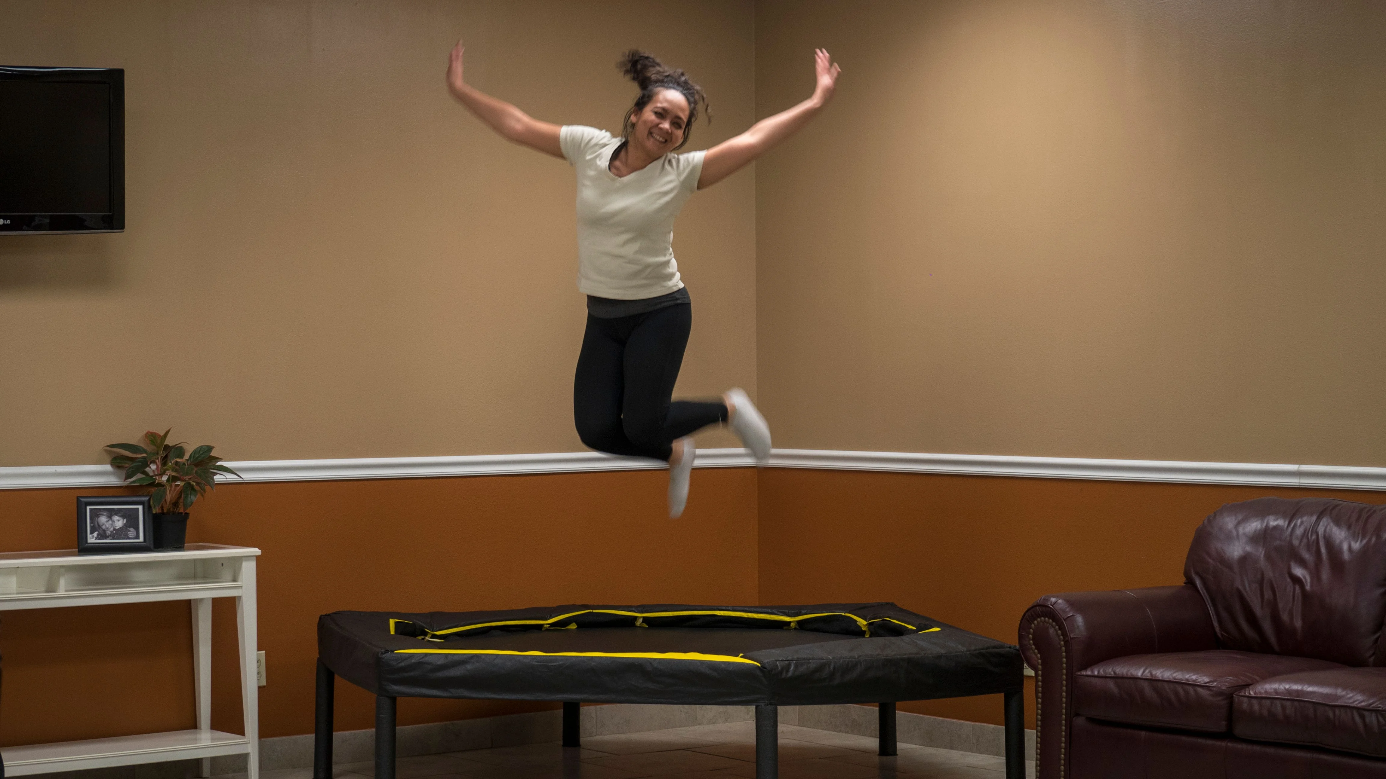 JumpKing 7.5-Foot Trampoline, with Enclosure, Black/Yellow - Womvr