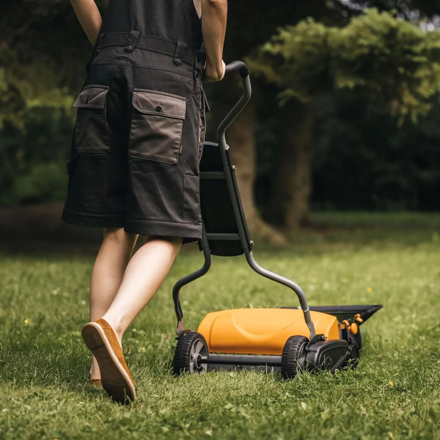 Fiskars Reel Lawn Mower 18-inch 5-Blade Push Mower with InertiaDrive for More Cutting Power - Womvr