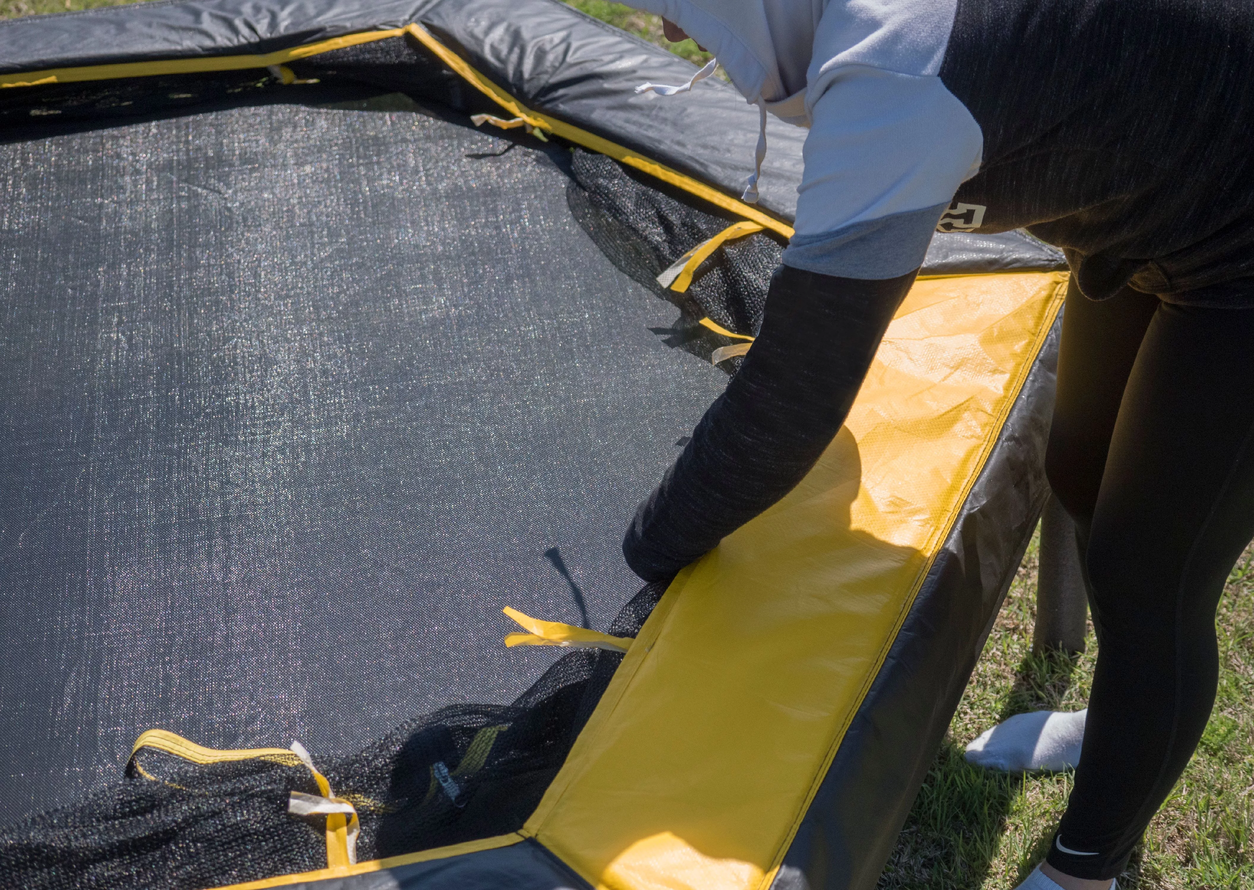 JumpKing 7.5-Foot Trampoline, with Enclosure, Black/Yellow - Womvr