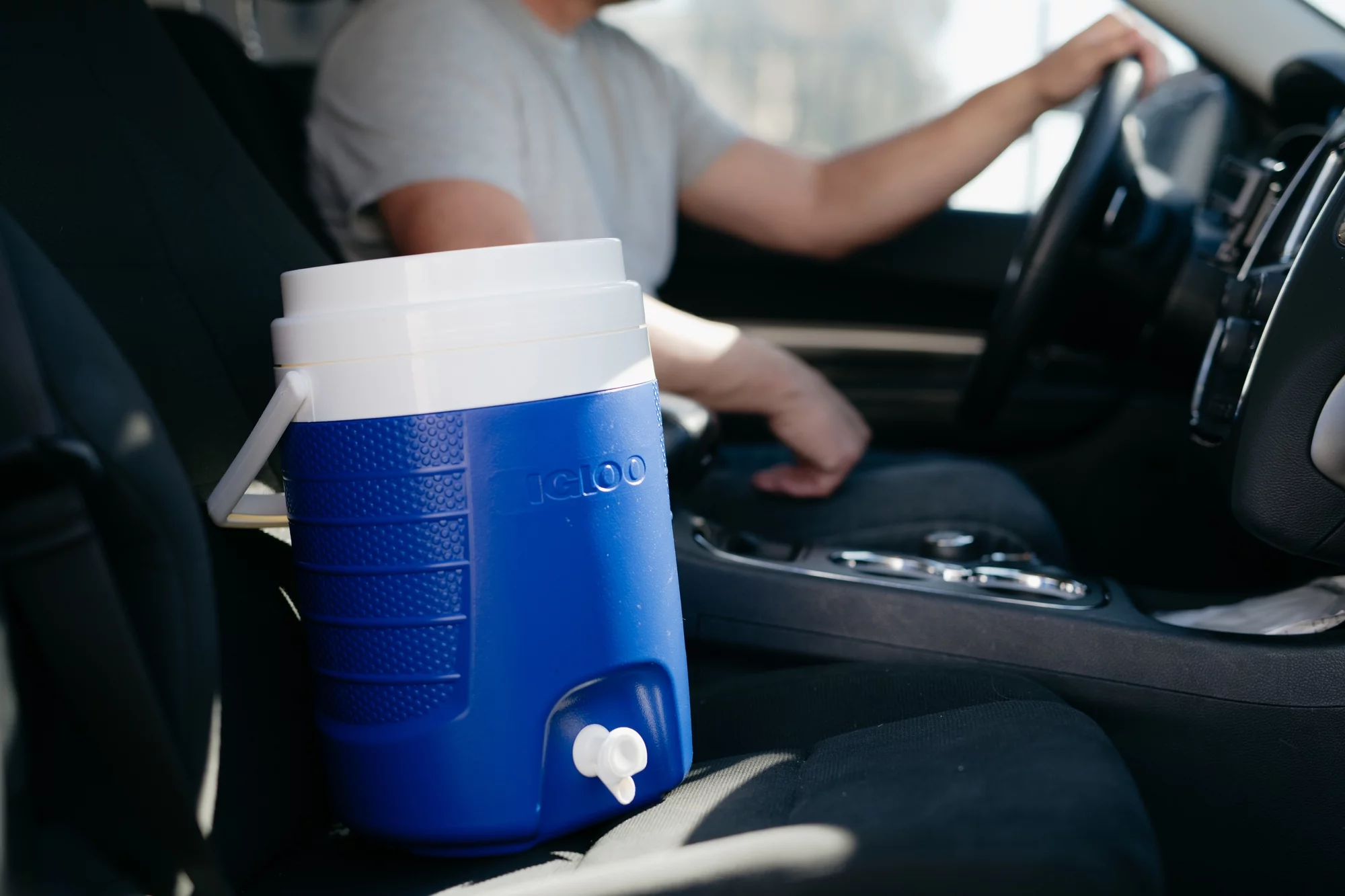 Igloo 2-Gallon Sport Plastic Beverage Jug with Hooks - Blue - Womvr